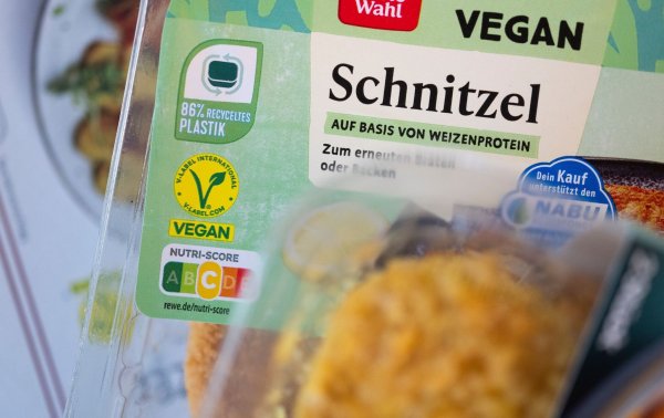 Gibt es künftig kein Schnitzel aus Soja oder Weizen mehr? (Symbolbild) - © Marijan Murat/dpa