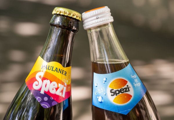 Spezi von Paulaner und Riegele. Eine Einigung der Brauereien ebnet Paulaner den Weg ins Ausland. (Illustration) - © Peter Kneffel/dpa