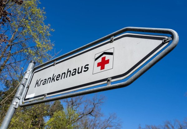 Die Bundesregierung bringt Nachbesserungen der Krankenhausreform auf den Weg. (Archivbild) - © Soeren Stache/dpa