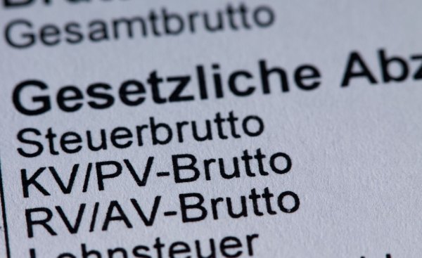 Die Beitragsbemessungsgrenze für die Krankenversicherung soll auf 5.812,50 Euro steigen. (Illustration) - © Jens Büttner/dpa