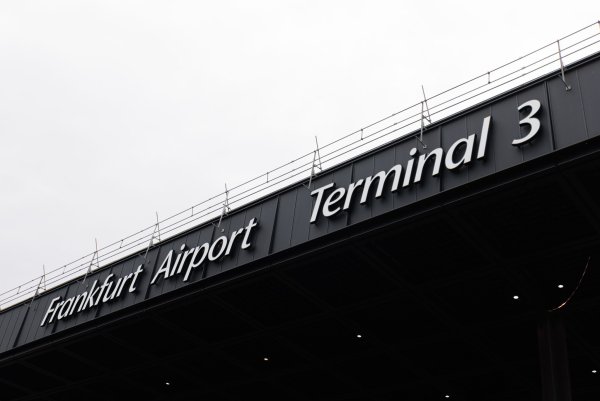 Das neue Passagierterminal an Deutschlands größtem Flughafen soll im April 2026 in Betrieb genommen werden. (Archivbild) - © Lando Hass/dpa