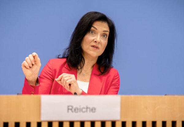 «Deutschland droht zurückzufallen», warnt Wirtschaftsministerin Katherina Reiche. - © Michael Kappeler/dpa