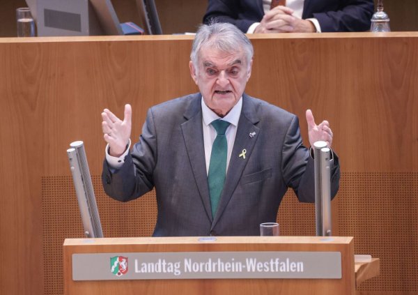 NRW-Innenminister Herbert Reul (CDU) plädiert für eine gemeinsame Drohnenabwehr. - © Oliver Berg/dpa