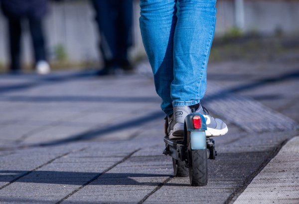 Neue E-Scooter sollen ab dem Jahr 2027 verpflichtend mit Blinkern ausgerüstet sein. - © Jens Büttner/dpa