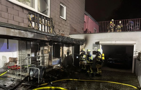 Das Feuer schlug auf die Fassade eines Mehrfamilienhauses über. Mehrere Bewohner mussten mit einer Drehleiter ins Freie gebracht werden. - © -/Feuerwehr Essen/dpa