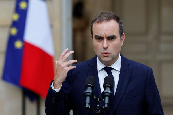 Lecornu ist verhalten optimistisch, dass es eine Lösung für die Regierungskrise gibt. - © Stephanie Lecocq/Reuters Pool/AP/dpa
