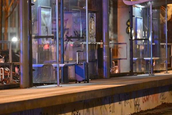 Ein herrenloser Koffer an einer Straßenbahnhaltestelle in Köln hat sich als harmlos herausgestellt. Zuvor waren sicherheitshalber eine Straße und eine Straßenbahnlinie gesperrt worden. - © Henning Kaiser/dpa