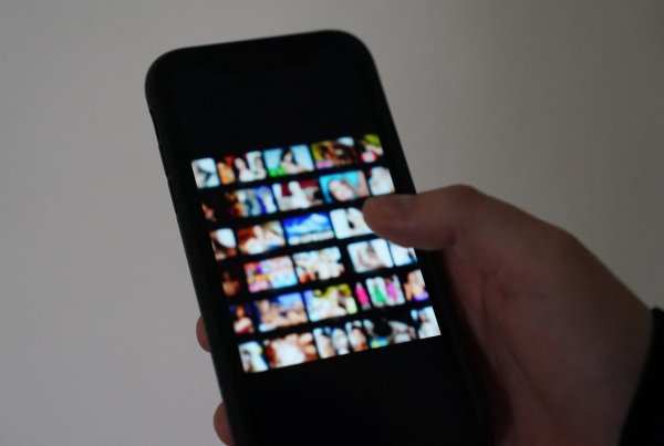 «Sextortion»: Hohe Fallzahlen bei Erpressungen mit intimen Fotos in NRW. (Symbolbild) - © Marcus Brandt/dpa