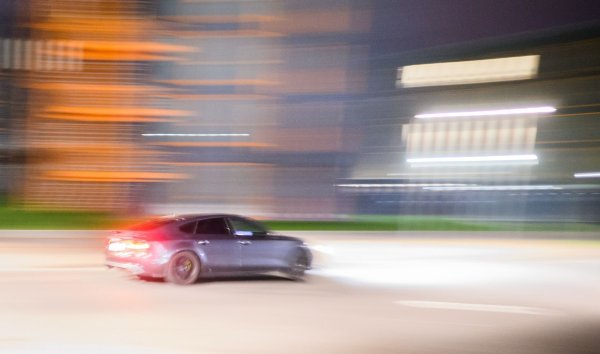 Rücksichtlose Autotuner haben in Aachen einen größeren Polizei-Einsatz verursacht. (Illustration) - © Julian Stratenschulte/dpa