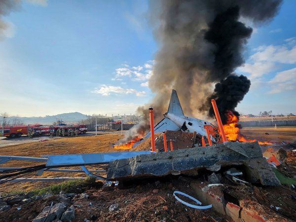 Der Absturz der Maschine dürfte einer der tödlichsten der vergangenen Jahre sein. - © Uncredited/South Korea\\\'s Muan Fire Station/AP/dpa
