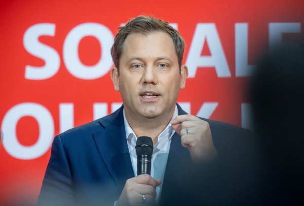 SPD-Chef Klingbeil fordert die Abschiebung von Asylbewerbern, die mit Terror drohen. (Archivfoto) - © Michael Kappeler/dpa