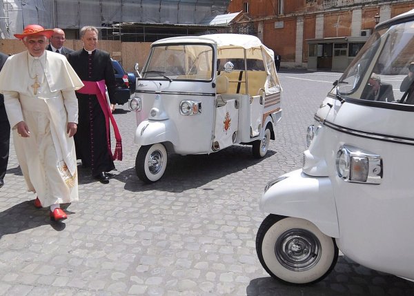 Auch Papst Benedikt XVI. bekam einst ein «Apamobil». (Archivbild) - © Monteforte/Ansa/epa/Pool/dpa