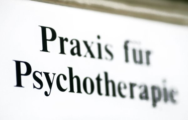 Psychisch kranke Menschen warten im Ruhrgebiet rund sieben Monate auf einen Therapieplatz. (Symbolbild) - © Jens Wolf/zb/dpa
