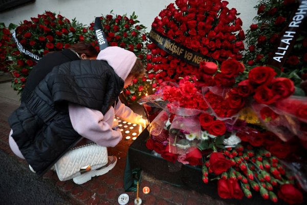 Trauer um die Toten nach dem Absturz in Kasachstan. - © Uncredited/AP/dpa
