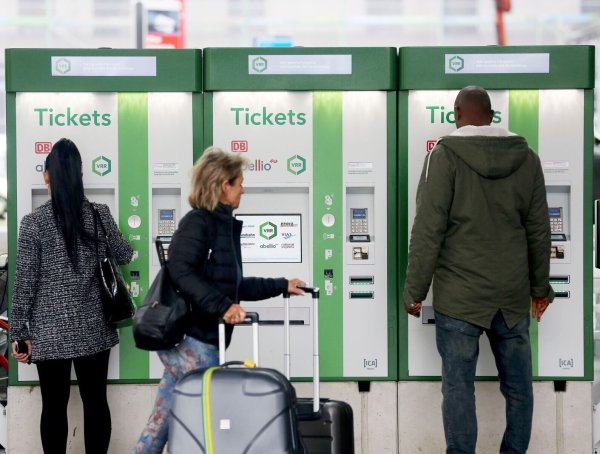 In nahezu allen NRW-Verkehrsverbünden werden die Fahrkarten 2025 teurer. (Symbolbild) - © Roland Weihrauch/dpa