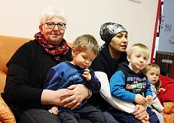 In der Kita "Wilde Wiese": Bei Erika Meßling (links) und Aymur Durmus von der Kita "Wilde Wiese" sind John, Daniel und Laura Marie gut aufgehoben. - © Foto: Grote