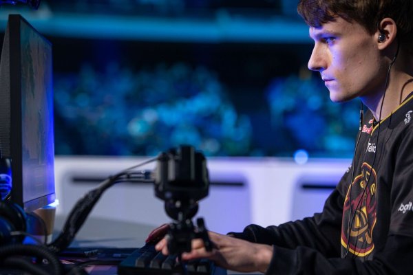 Serral, noch in seinem alten Trikot, bei der WCS in Starcraft 2 auf der Blizzcon 2019. - © Carlton Beener/Activision Blizzard/dpa
