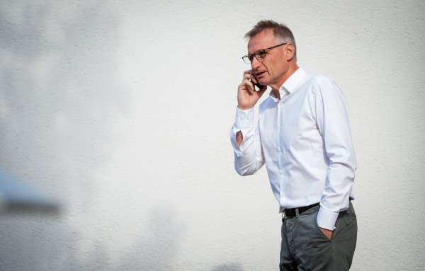 Der frühere Technische Direktor des FC Bayern München, Michael Reschke, verteidigt die Nachwuchsreform im DFB und kann kritische Stimmen dazu nicht verstehen. - © Christoph Schmidt/dpa
