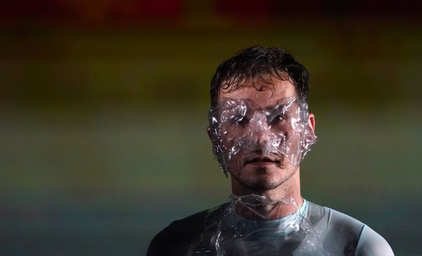 Nils Kahnwald spielt einen Chefredakteur und fungiert als Erzähler. - © Marcus Brandt/dpa