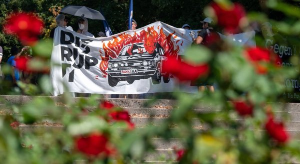 Aktivisten halten ein Banner bei der Abschlussdemonstration gegen die Automesse IAA MOBILITY 2023. - © Stefan Puchner/dpa