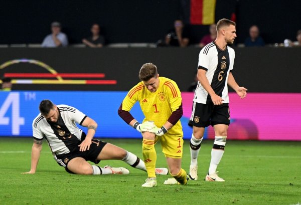 Die deutsche Nationalmannschaft um Niklas Süle, Marc-André ter Stegen und Joshua Kimmich (l-r) verlor deutlich gegen Japan. - © Julian Stratenschulte/dpa