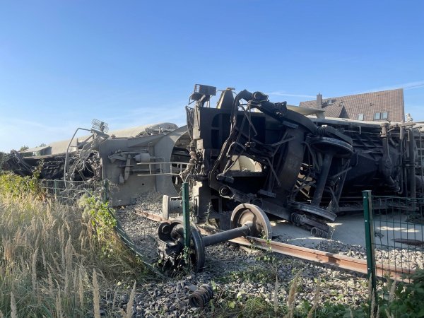 Teile des entgleisten Güterzuges: Das Unglück ereignete sich an einer Abzweigung von einer Hauptstrecke. - © Christian Müller/Westfalennews/dpa