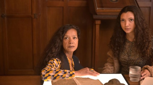 Christine Philips (Jaye Griffiths, l) und Zoe Waterman (Tara Hetharia) in einer Szene des TV-Krimis «Kommissar Van der Valk - Erlösung in Amsterdam». - © All3Media International/Company Pictures, NL Films/ARD Degeto/dpa/dpa