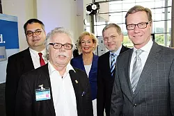 Liberale Spitze in Lemgo: Guido Westerwelle (rechts) unterst&uuml;tzt Markus Schiek und Horst Grumich. Mit im Bild Gudrun Kopp und B&uuml;rgermeister Reiner Austermann (von links). - &copy; Foto: Hostert