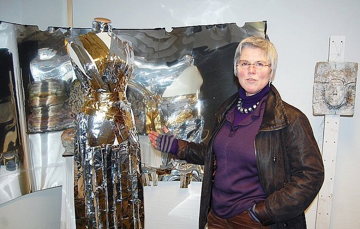 Die Künstlerin Luise Krolzik mit einer ihrer Installationen, die sie im Gebäude des ehemaligen Möbel-Hauses Fillies zeigt. - © Foto: Kemna