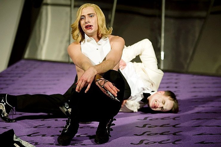 Der Tod als blondes Zwitterwesen: Philipp Baumgarten (vorne) und Markus Hottgenroth in der Titelrolle in einer Spielszene des Detmolder "Jedermann" in der Martin-Luther-Kirche. - © Foto: Landestheater/Schomburg