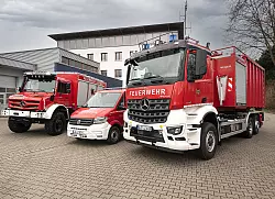 Die neuen Fahrzeuge der Feuerwehr Lemgo: ein Rüstwagen, ein Mannschaftstransportfahrzeug und ein Wechselladerfahrzeug. - © Feuerwehr Lemgo