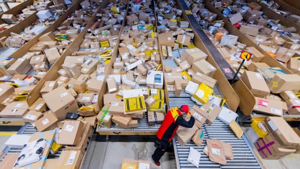 Auch und gerade in der Weihnachtszeit kann es zu Verzögerungen kommen: Ein neues Online-Tool der Verbraucherzentrale soll bei Problemen mit Post- und Paketdiensten unterstützen. - © Rolf Vennenbernd/dpa/dpa-tmn