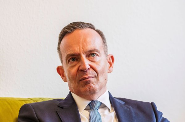 Bundesverkehrsminister Volker Wissing rechnet mit einer baldigen EU-Lösung im Kmapf um den Verbrennungsmotor. - © Andreas Arnold/dpa