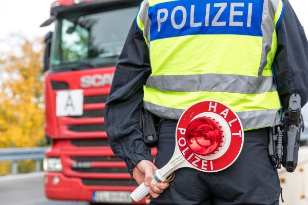 Beamte der Bundespolizei kontrollieren Fahrzeuge an einem Grenzübergang zwischen Deutschland und Polen. - © Frank Hammerschmidt/dpa