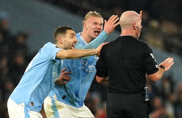 Die City-Spieler Erling Haaland (M) und Mateo Kovacic beschweren sich bei Schiedsrichter Simon Hooper. - © Martin Rickett/PA Wire/dpa