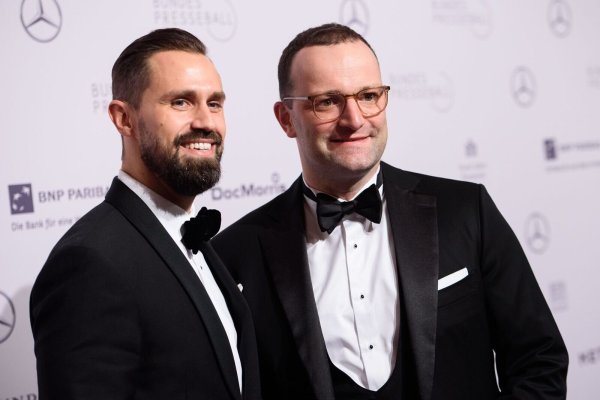 Jens Spahn (r.) und sein Ehepartner Daniel Funke im November 2018 beim 67. Bundespresseball im Hotel Adlon. - © Gregor Fischer/dpa
