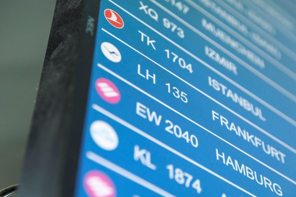 Die Internetauftritte verschiedener deutscher Flughäfen sind gestört. - © Julian Rettig/dpa