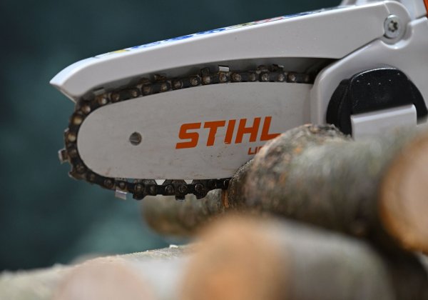 Wegen der schwierigen Marktlage sollen bei Stihl weltweit Hunderte Stellen wegfallen. (Archivbild) - © Bernd Weißbrod/dpa