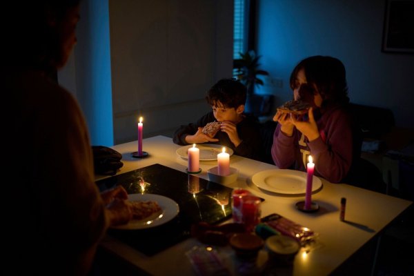 Nach dem weitreichenden Blackout normalisiert sich die Lage in Spanien und Portugal allmählich - aber einige Haushalte sind noch immer im Dunklen. - © Emilio Morenatti/AP/dpa