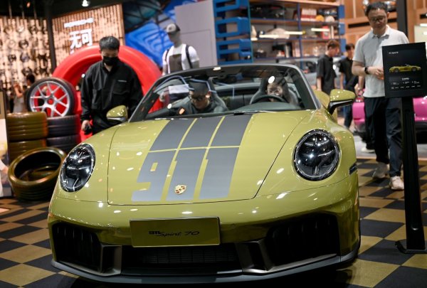 Porsche ist schwächer als erwartet ins neue Jahr gestartet. (Archivbild) - © Johannes Neudecker/dpa