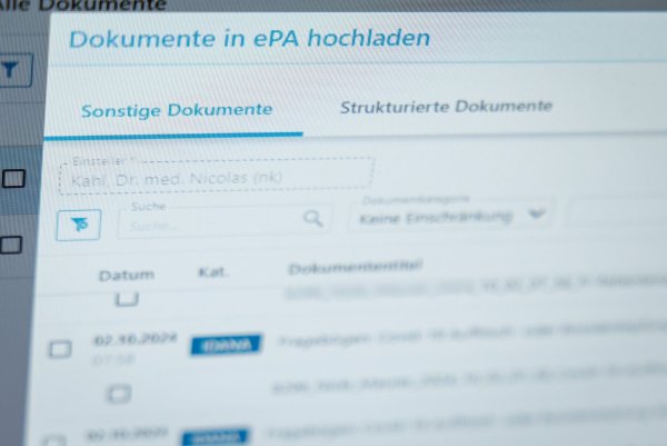Die E-Akte soll für Patienten und Praxen zum Alltag werden. (Archivbild) - © Daniel Karmann/dpa