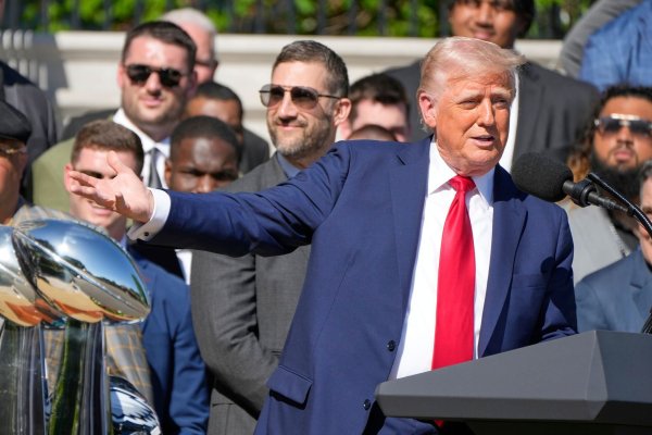 Donald Trump würdigte die Eagles für ihren Sieg im Super Bowl. - © Mark Schiefelbein/AP/dpa