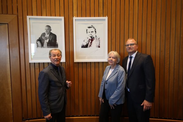 Franz Müntefering, Hannelore Kraft und SPD-Fraktionschef Jochen Ott vor dem Porträt von Friedhelm Farthmann im Fraktionsssaal der SPD - © SPD-Fraktion NRW/dpa