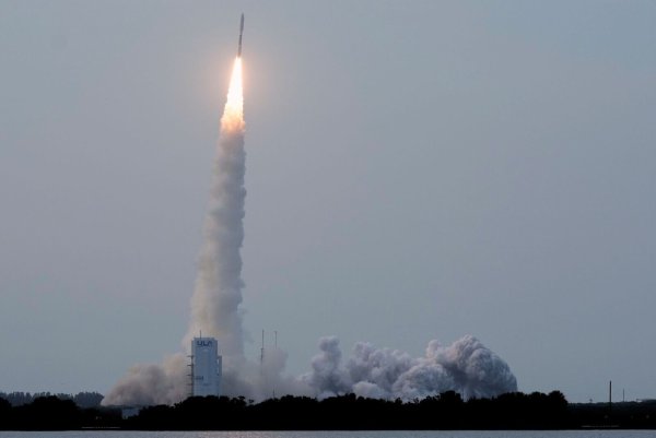Mit dem Start macht Amazon Ernst bei der Aufholjagd zu Elon Musks Starlink-System. (Archivbild) - © John Raoux/AP/dpa