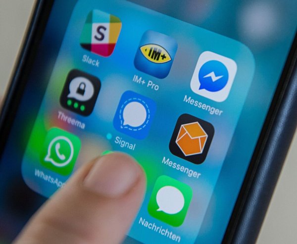Chatnachrichten-Apps auf einem Smartphone - aus dem Alltag vieler Menschen sind Chats nicht mehr wegzudenken. - © Wolfram Kastl/dpa