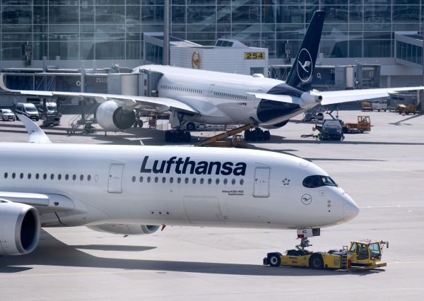Bis auf Weiteres bleiben Flugzeuge bei der Lufthansa knapp. - © Sven Hoppe/dpa