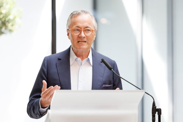 Hannes Ametsreiter berichtet bei der Jahrespressekonferenz der Bertelsmann Stiftung über die wichtigsten Projekte. - © Friso Gentsch/dpa
