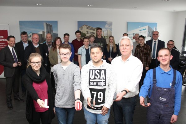 Sind stolz auf das Ergebnis: (vorne, von links) Schülerin Jana Scholz, Rene Knorr, Auszubildender Christopher Hoppe, Holger Bollhöfer und Werkzeugmechaniker Alexander Zibart präsentieren die fertigen Smartphone-Ständer. - © Ruben Honermeyer