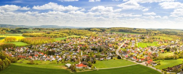 So schön ist der Ausblick auf den Detmolder Stadteil Diestelbruch aus der Vogelperspektive. - © Torben Gocke