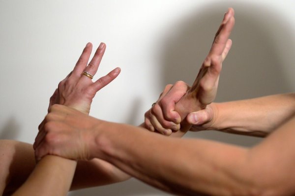 Weltweit ist fast jede dritte Frau betroffen. (Symbolbild) - © Maurizio Gambarini/dpa